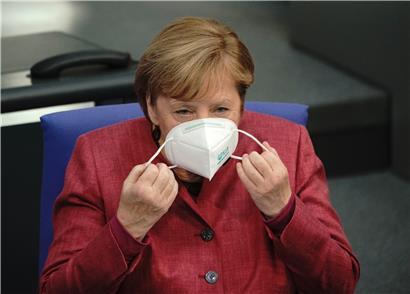 Die deutsche Kanzlerin Angela Merkel versuchte gestern im Bundestag, die neuen Einschränkungen zu rechtfertigen
