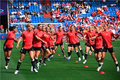 Die deutsche Nationalmannschaft beim Warmmachen
