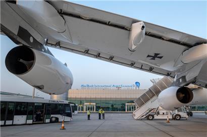 Die deutsche Regierungsmaschine, ein Airbus A340-300, steht auf einer Parkposition aus dem Flughafen von Abu Dhabi. 
