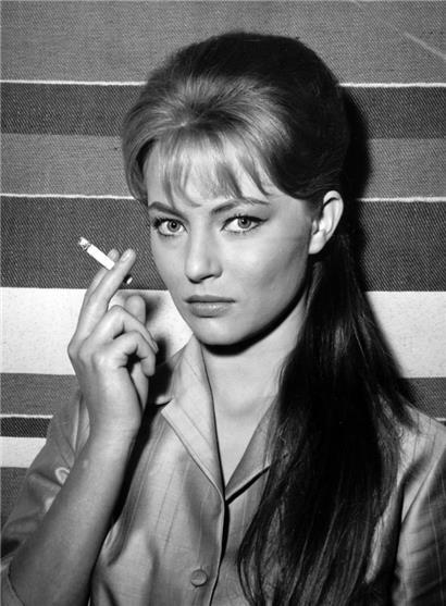 Die deutsche Schauspielerin, die 1956 durch den Film „Die Halbstarken“ bekannt wurde, avancierte Ende 50-er Jahre zu einem Idol der Teenager.
