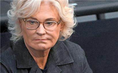 Die deutsche Verteidigungsministerin Christine Lambrecht steht wegen eines selbst produzierten Handy-Videos stark unter politischem Beschuss
