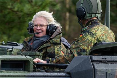 Die deutsche Verteidigungsministerin Christine Lambrecht besuchte vor einigen Tagen ein Infanterie-Bataillon im Osten Deutschlands: Sie sei nie so richtig bei der Truppe angekommen, wird gesagt

