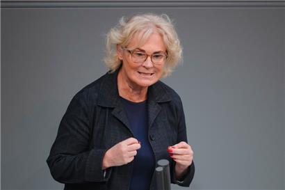 Die deutsche Verteidigungsministerin Christine Lambrecht sprach gestern im Deutschen Bundestag 
