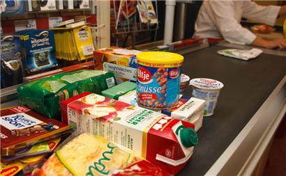 Die deutsche Wirtschaft leidet unter sinkenden Konsumausgaben der inflationsgeplagten Verbraucher
