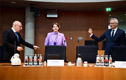 Die drei Chefs der deutschen Nachrichtendienste: Sinan Selen (l.), Präsident des Bundesamtes für Verfassungsschutz, die Präsidentin des Militärischen Abschirmdienstes MAD, Martina Rosenberg, und der Präsident des Bundesnachrichtendienstes, BND, Martin Jäger