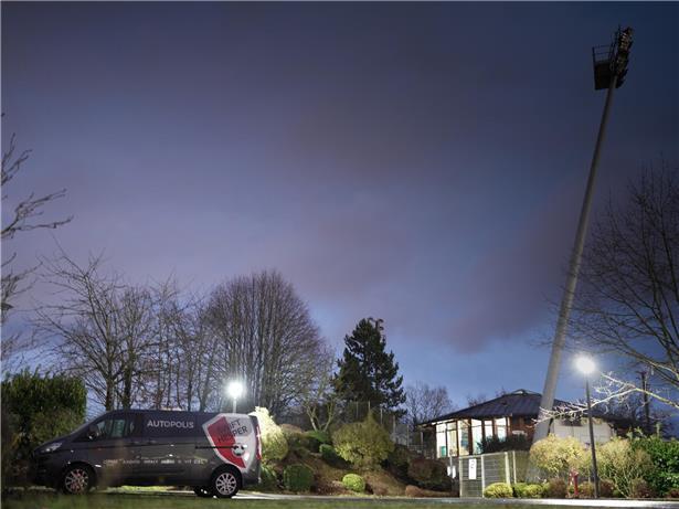 Dunkle Wolken ziehen über den Himmel von Swift Hesperingen bei bewölktem Wetter