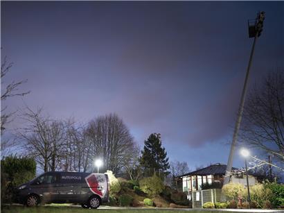Dunkle Wolken ziehen über den Himmel von Swift Hesperingen bei bewölktem Wetter