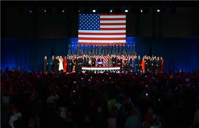 Die ehemalige First Lady der USA Melania Trump, Barron Trump, Viktor Knavs, der republikanische Vizepräsidentschaftskandidat J.D. Vance und seine Frau Usha Vance, Ivanka Trump und ihr Ehemann Jared Kushner lauschen der Rede des ehemaligen US-Präsidenten und republikanischen Präsidentschaftskandidaten Donald Trump bei einer Wahlkampfveranstaltung im West Palm Beach Convention Center am frühen Morgen des 6. November
