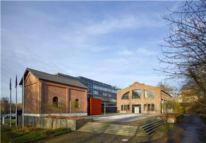 Die ehemalige Gasturbinenhalle, ein Gebäude aus Ziegelsteinen, einem typischen Baustoff der Industriearchitektur
