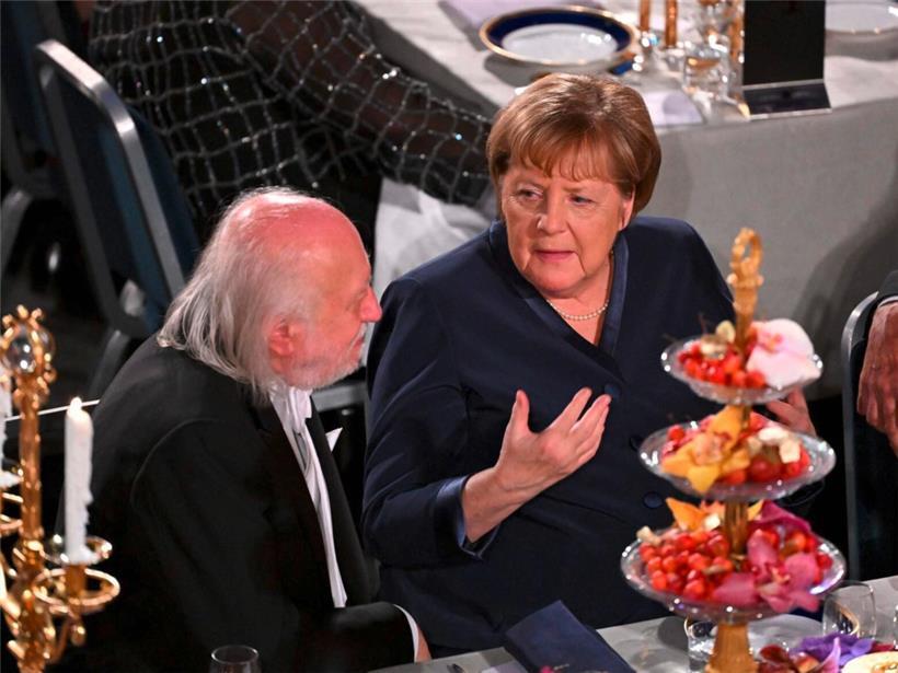 Die ehemalige deutsche Kanzlerin Angela Merkel im Gespräch mit dem diesjährigen Literaturnobelpreisträger, dem Ungarn Laszlo Krasznahorkai, am 10. Dezember in Stockholm

