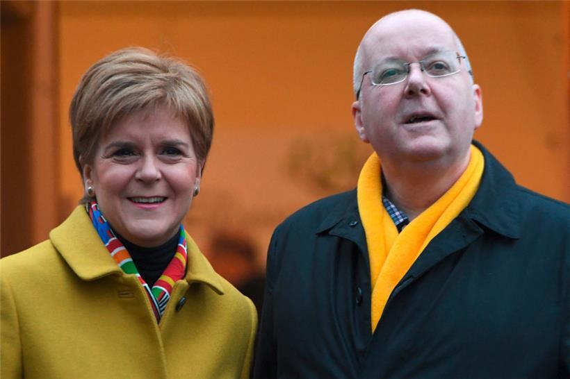 Die ehemalige schottische Ministerpräsidentin Nicola Sturgeon und ihr Ehemann Peter Murrell im Dezember 2019 vor einem Wahllokal im schottischen Glasgow
