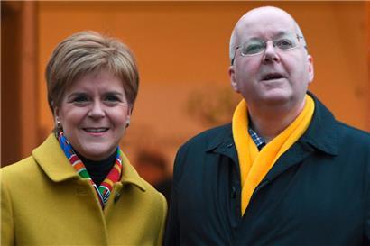 Die ehemalige schottische Ministerpräsidentin Nicola Sturgeon und ihr Ehemann Peter Murrell im Dezember 2019 vor einem Wahllokal im schottischen Glasgow
