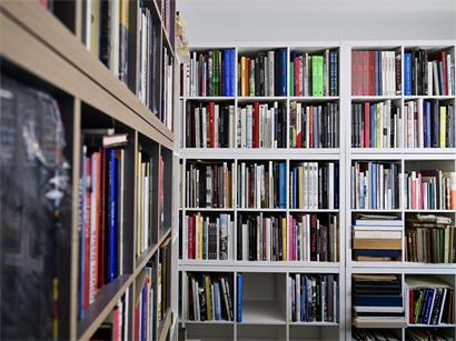 Die einen sehen hier eine eindrucksvolle Bibliothek an Kunstbänden, andere gefundenes Fressen für den Datenhunger der KI