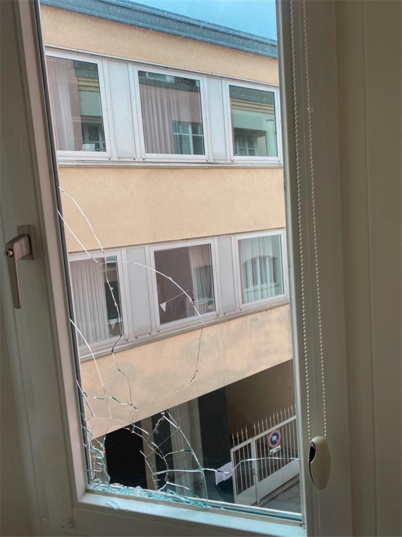 Die eingeschlagene Fensterscheibe im zweiten Stock
