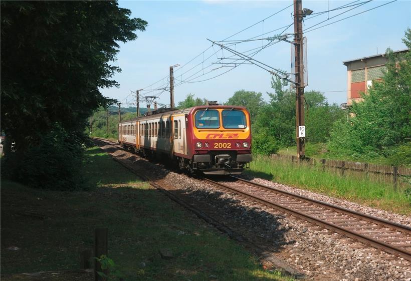 Die eingleisige Trasse zwischen Esch/Alzette und Audun-le-Tiche muss, will man eine höhere Taktfrequenz mit einem BHNS anbieten, verbreitert werden. Was da wohl die Umweltschützer sagen werden, falls die Baumallee in der Barbourg-Straße geopfert werden muss?
