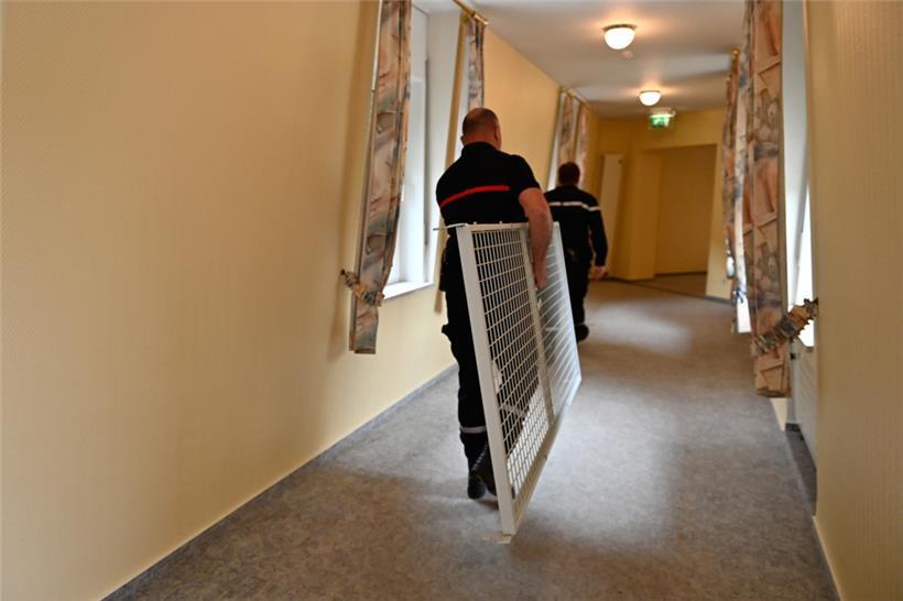 Die einzelnen Teile der weißen Stockbetten werden in den Zimmern wieder zusammen...