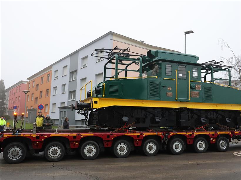 Elektrische Lokomotive aus Düdelingen auf dem Place de l’Exposition in Lallingen, historische Eisenbahn Sehenswürdigkeit