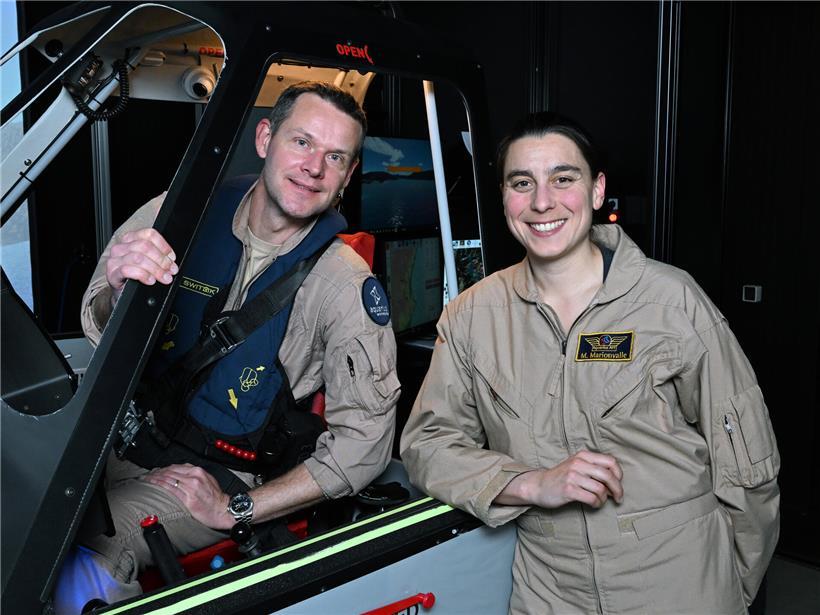 Erfahrene Piloten Kristof und Mylène präsentieren modernen Flugsimulator in professioneller Umgebung