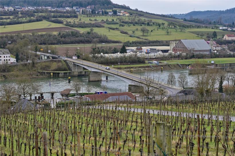 Die erste Brücke zwischen Schengen und Perl wurde 1908/1909 errichtet, jedoch 1939 von der Wehrmacht zerstört. Bis zum Neubau im Jahr 1959 verband ein kleines Fährschiff die beiden Ufer. Die Brücke verbindet die luxemburgische N10 mit der deutschen B407. Sie ist 147,5 Meter lang und liegt 6,63 Meter über dem höchsten Schifffahrtswasserstand. 
