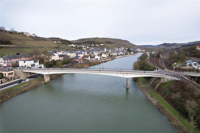 Die erste Brücke zwischen Wormeldingen und Wincheringen wurde 1890 gebaut und im Zweiten Weltkrieg 1944 zerstört. Erst 1964 erfolgte der Neubau, jedoch etwa 100 Meter flussaufwärts von der ursprünglichen Stelle. Die Brücke verbindet heute die luxemburgische N10 mit der deutschen B419. Ihre Höhe beträgt 7,58 Meter über dem höchsten Schiffsfahrtwasserstand.
