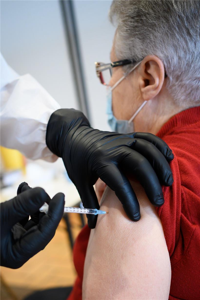 Die erste Impfung des Tages erfolgt um 9.47 Uhr, danach folgen fast 241 weitere wie am Fließband
