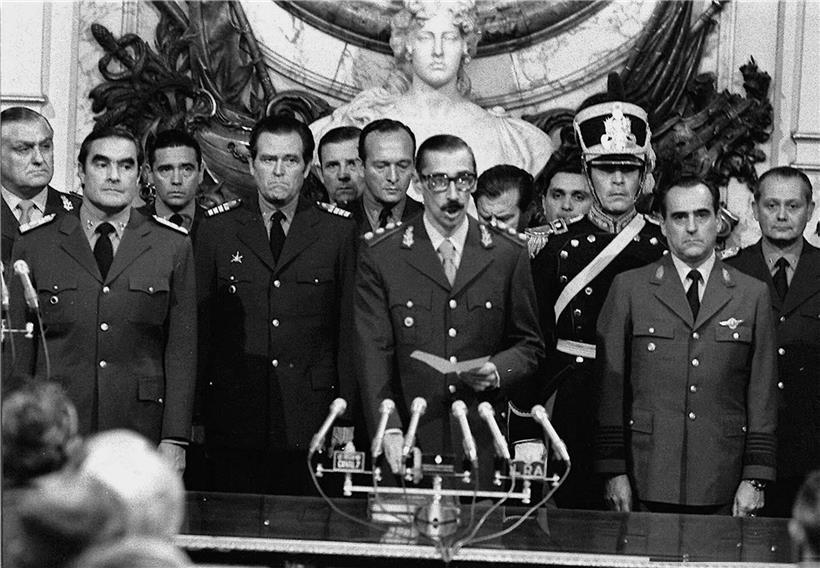 Erste Militärjunta 1976 mit Jorge Rafael Videla bei argentinischem Militärputsch, Videla vorne mit Brille sichtbar