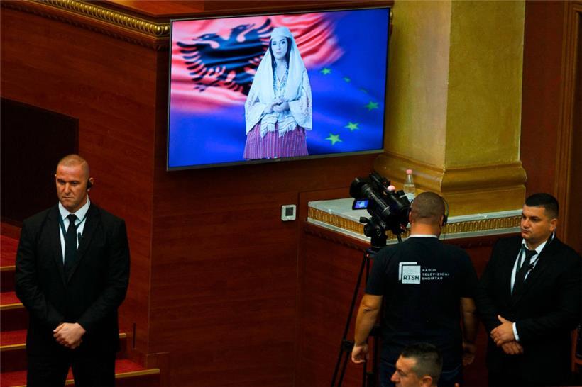 Die erste KI-generierte Ministerin „Diella“ spricht über Bildschirm im albanischen Parlament
