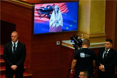 Die erste KI-generierte Ministerin „Diella“ spricht über Bildschirm im albanischen Parlament
