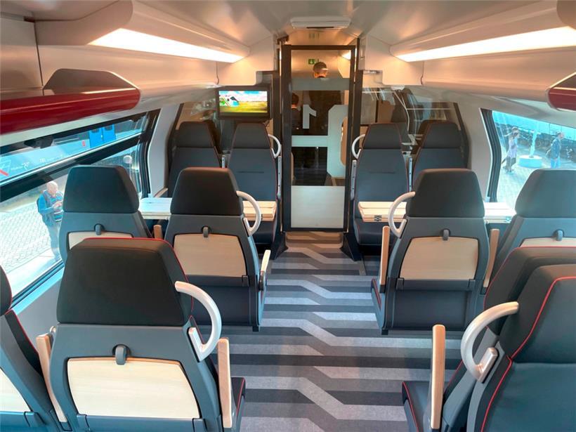 Die erste Klasse wird mit Teppichboden, Ledersitzen und großen Tischen ausgestattet
