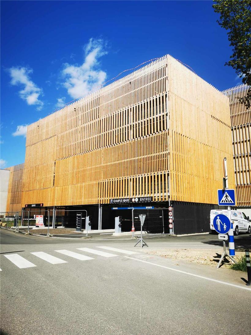 Die erste halbe Stunde ist kostenlos, danach kostet jede Stunde 50 Cent
