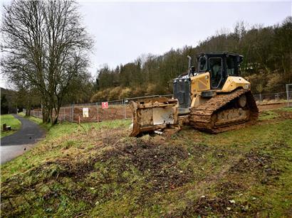 Baustelle mit ersten Arbeiten für neues Hotel im Doihl bei sonnigem Wetter