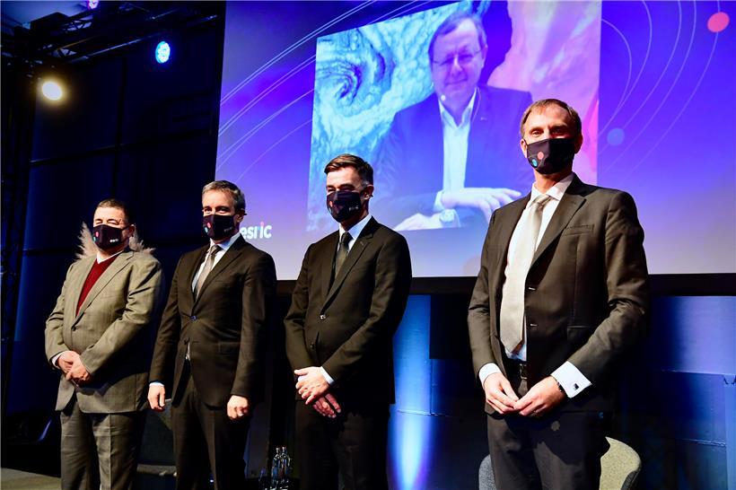 Die europäische Weltraumagentur ESA, die Luxemburger Regierung und das Forschungsinstitut LIST haben gestern ein Abkommen zur Gründung des „European Space Resources Innovation Centre“ (ESRIC) unterzeichnet. Dieses soll den Fokus bei der Entwicklung von Technologien zur Erforschung des Weltraums auf Rohstoffe aus dem Weltraum legen.
