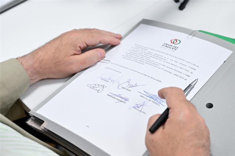 Die feierliche Unterzeichnung der Statuten. Die schönste Unterschrift hat laut Nora Back ihr Homologe Patrick Dury.
