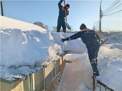 Jahrhundertwinter auf der Halbinsel Kamtschatka mit tiefem Schnee und Ausnahmezustand in der Pazifikregion