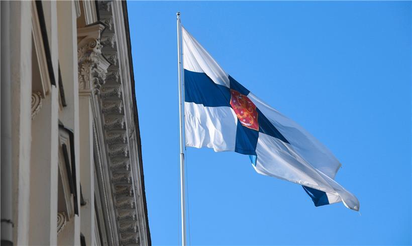 Die finnische Flagge weht vor dem Regierungsgebäude in Helsinki: Am Dienstag wurde die „Nordische Widerstandsbewegung“ höchstinstanzlich verboten
