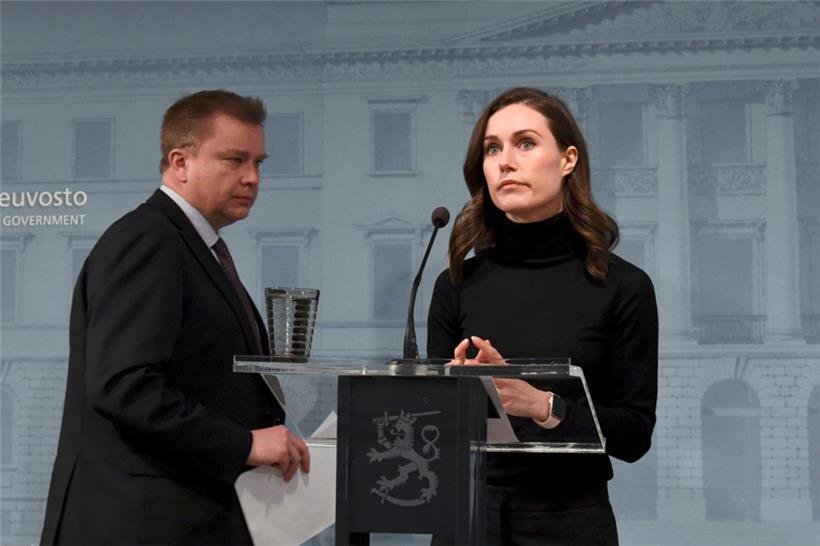 Die finnische Regierungschefin Sanna Marin (r.) und Verteidigungsminister Antti Kaikkonen gaben am Montag bekannt, die Ukraine auch militärisch zu unterstützen
