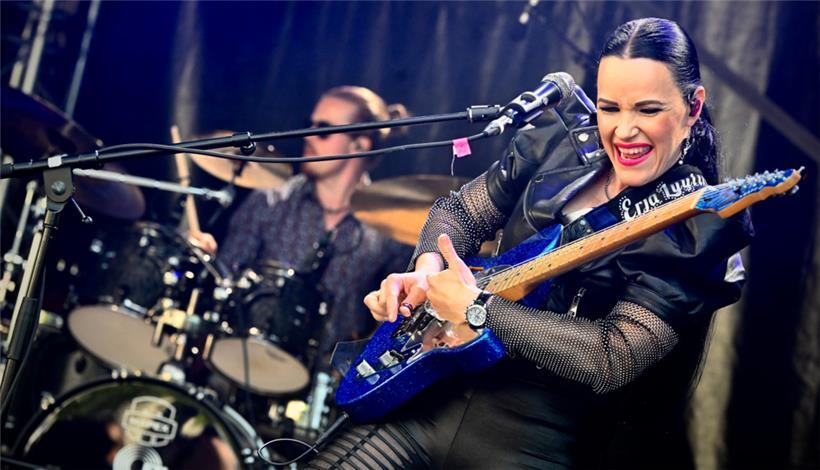 Die finnische Sängerin und Blues-Gitarristin Erja Lyytinen
