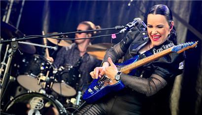 Die finnische Sängerin und Blues-Gitarristin Erja Lyytinen
