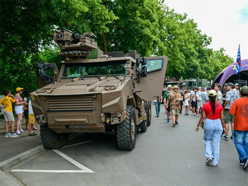 Französisches gepanzertes Mehrzweckfahrzeug der Armee mit montiertem Maschinengewehr bei Militärvorführung