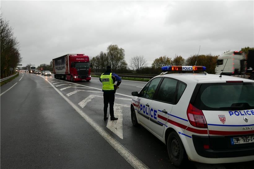 Die französische Polizei wird die Kontrollen an den Grenzen verschärfen. Ab sofort dürfen nur noch Menschen mit einem Passierschein nach Frankreich einreisen. 
