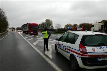 Die französische Polizei wird die Kontrollen an den Grenzen verschärfen. Ab sofort dürfen nur noch Menschen mit einem Passierschein nach Frankreich einreisen. 
