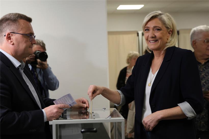 Die französische Rechtsaußen-Führerin Marine Le Pen gibt ihren Stimmzettel für die Europawahl ab
