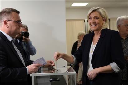 Die französische Rechtsaußen-Führerin Marine Le Pen gibt ihren Stimmzettel für die Europawahl ab
