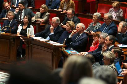 Die französische Regierungsbank – mit Premierminister Michel Barnier in der Mitte – während der Debatte über den Misstrauensantrag
