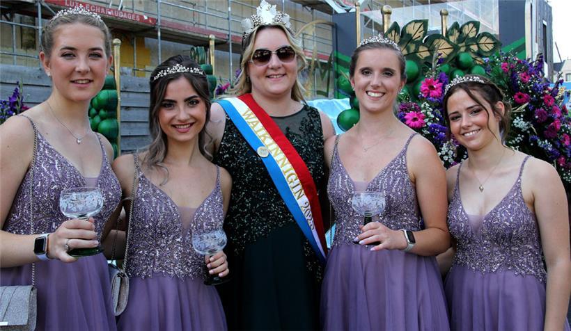 Die frisch gekrönte Luxemburger Weinkönigin Loredana, umrahmt von ihren Prinzessinnen (v.l.) Lynn, Inês, Anne-Catherine und Alina

