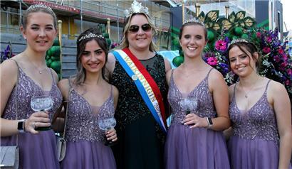 Die frisch gekrönte Luxemburger Weinkönigin Loredana, umrahmt von ihren Prinzessinnen (v.l.) Lynn, Inês, Anne-Catherine und Alina
