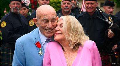 Die frisch verheiratete Jeanne Swerlin (96/r.) und der US-WWII-Veteran Harold Terens (100/l.)
