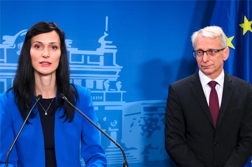 Die frühere EU-Kommissarin Mariya Gabriel lässt Nikolai Denkow (PP-DB) den Vortritt und soll diesen in neun Monaten als Premierministerin ablösen
