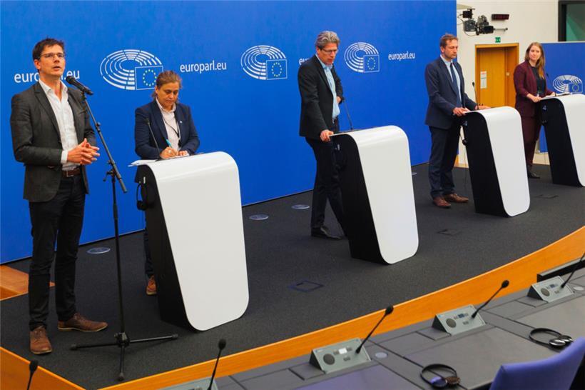 Die fünf EP-Abgeordneten wollen den Vorschlag der EU-Kommission kippen, Gas- und Atomkraftprojekte für eine nachhaltige Finanzierung zu öffnen

