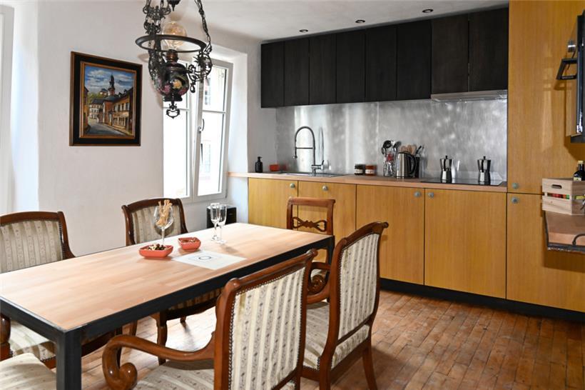 Die gelbe Farbe für die Schränke wurde auf Basis von Mais-Pigmenten hergestellt